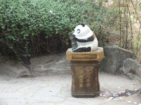 青龍寺のパンダごみ箱